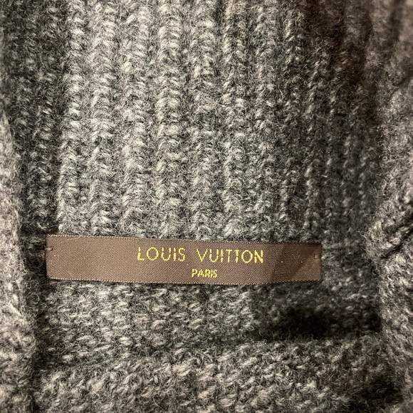 Louis Vuitton
Wool & Cashmere Turtleneck - Picture 5 of 9